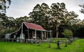 Cosy Farmstay: Green Cabin At Whispering Woods